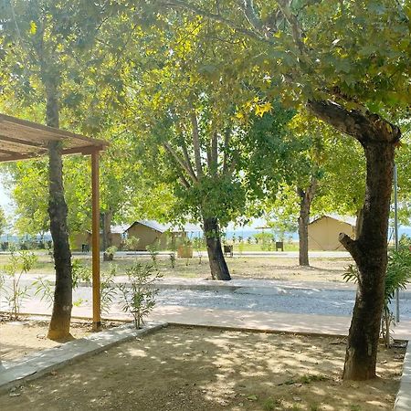 Mareleon Camping Ofrinion Bagian luar foto